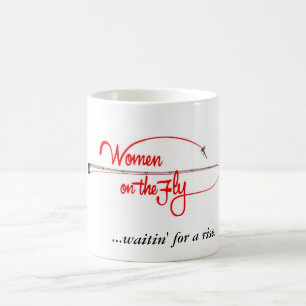 Taza De Café De las mujeres waitin en marcha… para una subida