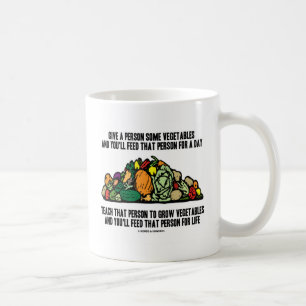 Taza De Café Dé las verduras que la persona de la alimentació