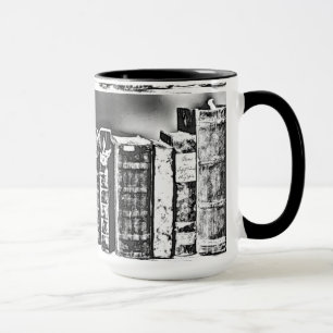 Taza de café de libros antiguos en estante