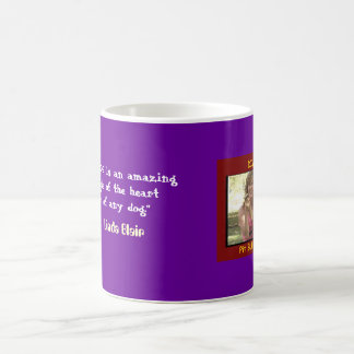 Taza de café de Linda Blair del PERRO de la DIVA