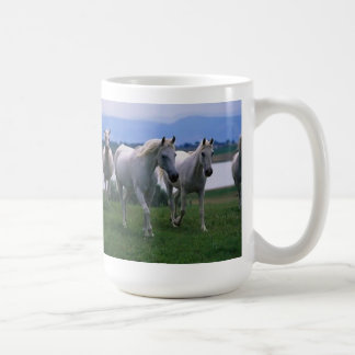 Taza de café de los caballos blancos