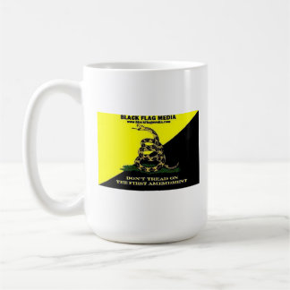 Taza de café de los medios de la bandera negra