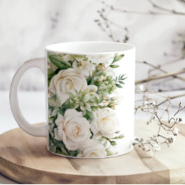 Taza de café de mamá con rosas florales blancas