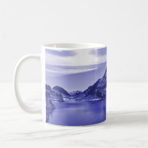 Taza de café de montañas en el oeste de Canadá