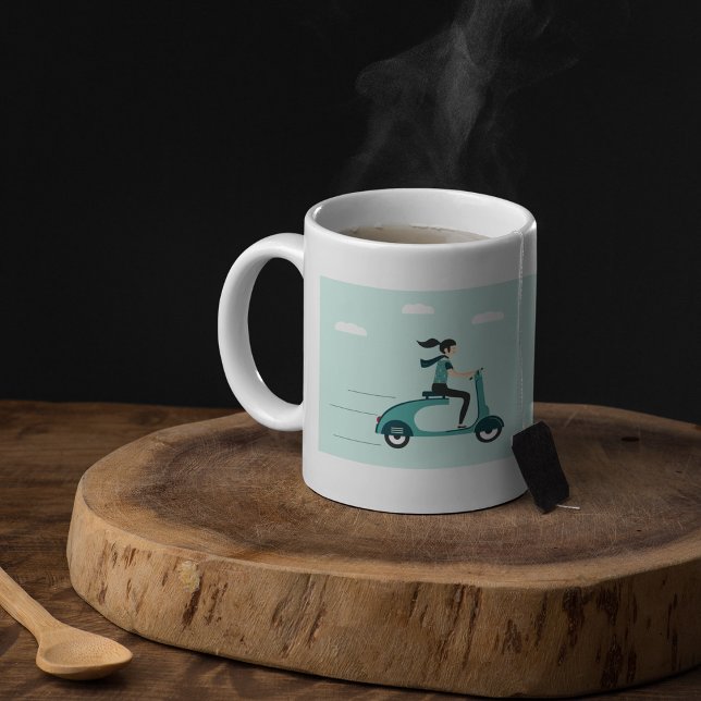 Taza de café de mujer en scooter (Subido por el creador)