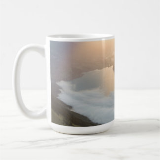 Taza de café de olas de playa costera hermosa