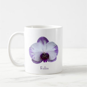 Taza de café de orquídea lavanda y blanca