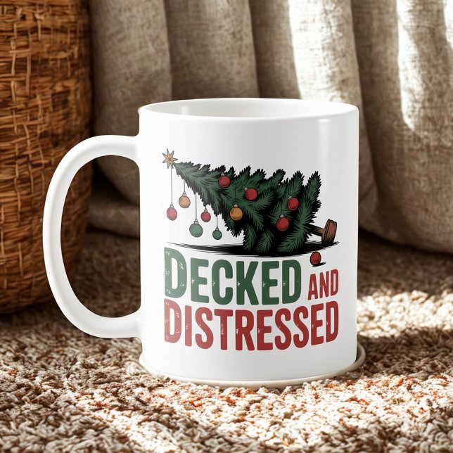 Taza De Café Decked and Distressed | Christmas Chaos Humor (Subido por el creador)