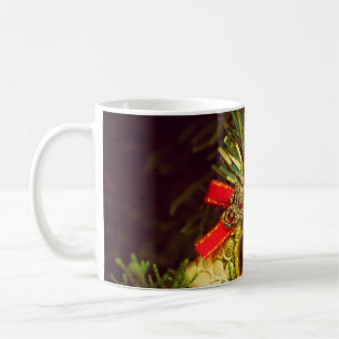 Taza De Café Decoración de Navidad con fondo de árbol de Navida