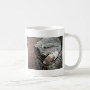 Taza De Café Dedo del pie de estatua en ruinas romanas
