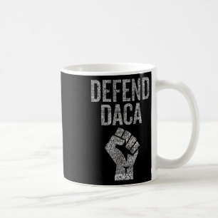 Taza De Café Defiende Daca Con Resistir Puño Gráfico Angustiado