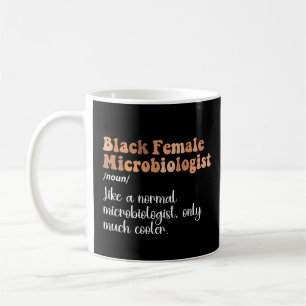 Taza De Café Definición divertida de microbióloga negra femenin