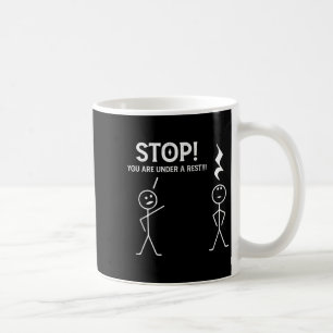 Taza De Café Deja De Estar Bajo El Resto Del Té De Música De Un