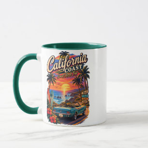 Taza de café del atardecer en la costa de Californ