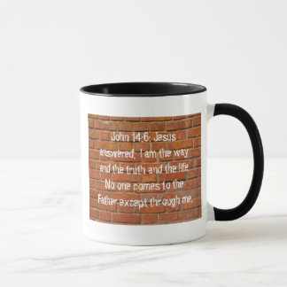 Taza de café del campanero de la pared de ladrillo