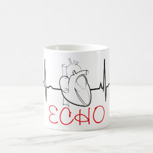 Taza de café del eco con EKG y el corazón realis