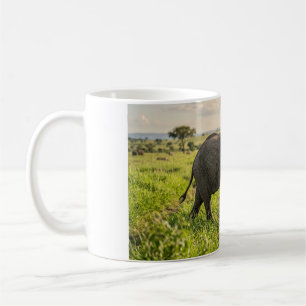 Taza de café del elefante bebé caminando por la hi