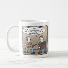 Taza de café del jugador del acordeón