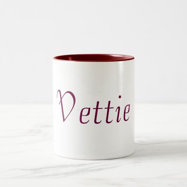 Taza de café del nombre personal (Vettie) (Centro)