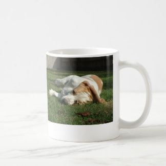 Taza de café del perro del Bassett