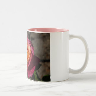 Taza de café del rosa púrpura y amarillo