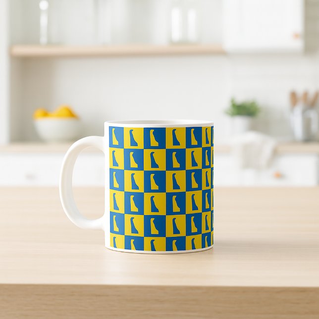 Taza De Café Delaware Silhouette Pop Art Blue Yellow Pattern (A mug with a blue and gold pattern of the US state of Delaware.)
