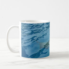 Taza De Café Delfín moviéndose con gracia bajo el agua azul