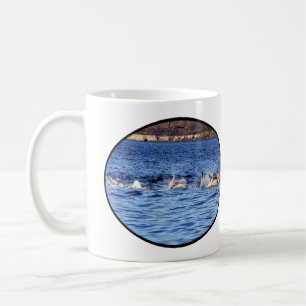 Taza De Café Delfines Comunes Activos en Superficie Escena Oceá