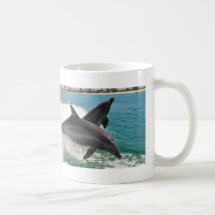 Taza De Café Delfínes de Bottlenose salvajes que saltan la taz