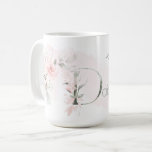 Taza De Café Delicada letra D del monograma rosa rosa de Rubor<br><div class="desc">Letra floral monograma D - acuarela rosa pálido que se lava detrás de delicados rosas de cabaña rosada. Bonito acuarela pulverizadores florales a ambos lados de la taza - y decorar la gran primera letra de su nombre. Delicada follaje verde ahumado pintado a mano y rosas dulces de color rosa...</div>