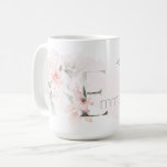 Taza De Café Delicada letra E de monograma rosa rosado de Rubor<br><div class="desc">Letra floral monograma E - Un lavado de acuarela rosa pálido detrás de delicados rosas de cabaña rosada. Bonito acuarela pulverizadores florales a ambos lados de la taza - y decorar la gran primera letra de su nombre. Delicada follaje verde ahumado pintado a mano y rosas dulces de color rosa...</div>