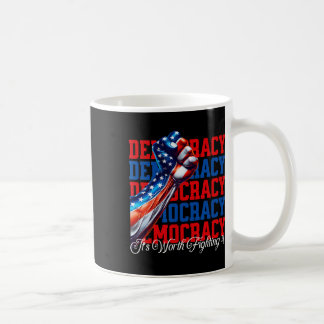 Taza De Café Democracia anti-Trump vale la pena luchar por ella