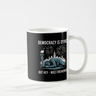 Taza De Café Democracia muriendo pero hey bonitos fuegos artifi