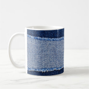 Taza De Café Denim roto: tela de jeans azules.
