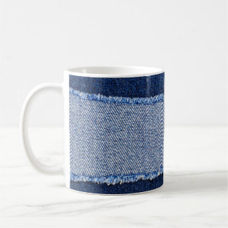 Taza De Café Denim roto: tela de jeans azules.