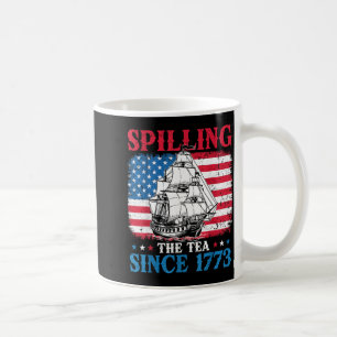 Taza De Café Derramando El Té Desde 1773 Bandera Vintage 4 De