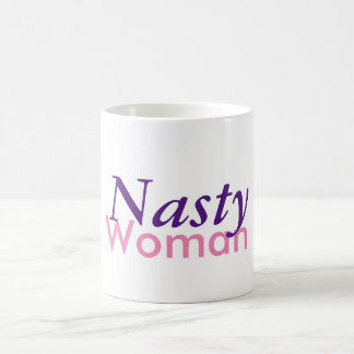 Taza de café desagradable de la mujer
