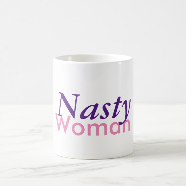 Taza de café desagradable de la mujer (Centro)