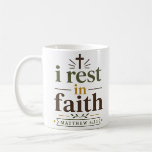 Taza De Café Descanso en la fe. Cita moderna de un versículo de