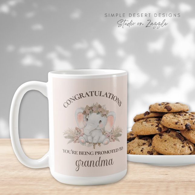 Taza De Café Descubrimiento de embarazo de abuelitos (Cute Promoted to Grandma Customizable Pregnancy Reveal Mug)