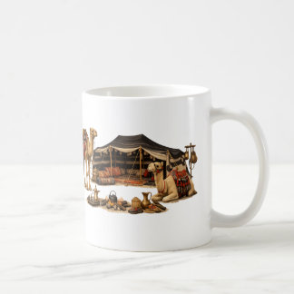 Taza De Café Desierto Arábigo, tienda beduina, acampada en el d