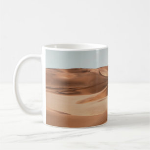 TAZA DE CAFÉ DESIERTO BAJO CIELO AZUL CLARO DURANTE EL DÍA