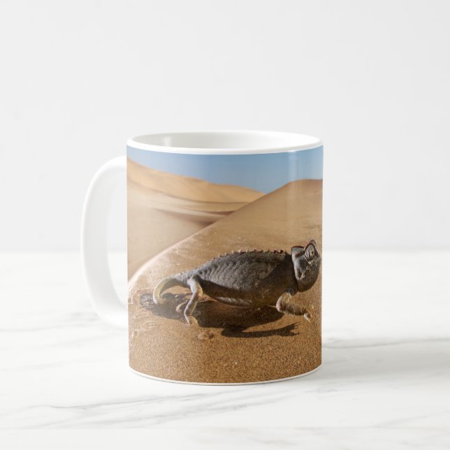 Taza De Café Desiertos | Namaqua Chameleon en el desierto (Anverso izquierdo)