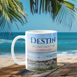 Taza De Café Destin Florida Personalizado Beach Vacation Keepsa<br><div class="desc">Este pintoresco barranco de la playa de Destin Florida presenta la magnífica puesta de sol rosa y naranja, que afecta suavemente las olas del océano sobre la arena y el césped marino. Hermoso recuerdo de recuerdo de recuerdo de recuerdo con un viaje personalizado y apellido familiar para su lugar de...</div>