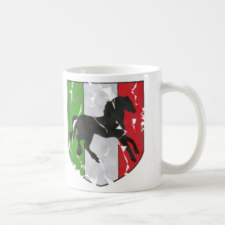 Taza De Café Destruido mirando el escudo italiano con el