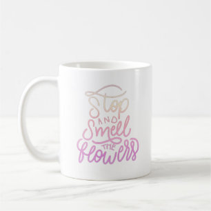 Taza De Café detenerse y oler las flores a