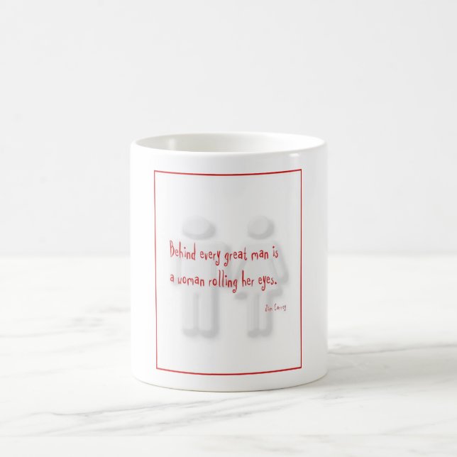 Taza De Café Detrás de cada gran hombre es una mujer que la (Centro)