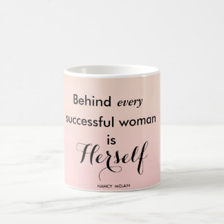 Taza De Café Detrás de cada mujer acertada es ella misma