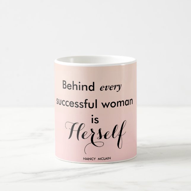 Taza De Café Detrás de cada mujer acertada es ella misma (Centro)