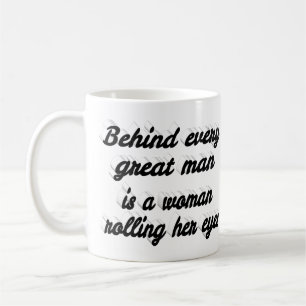 Taza De Café Detrás de un gran hombre cita divertida tipografía